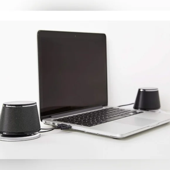 Amazon Basics USB-Powered Computer Speakers with Dynamic Sound - Picture 6 of 7